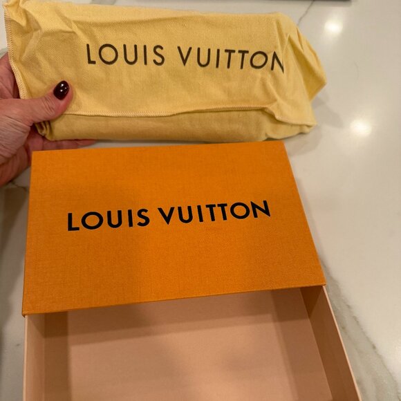 Louis Vuitton "Sarah" Wallet in Damier Ebene - Picture 3 of 14